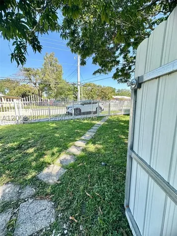 40 Sutton Road West Park FL 33023
