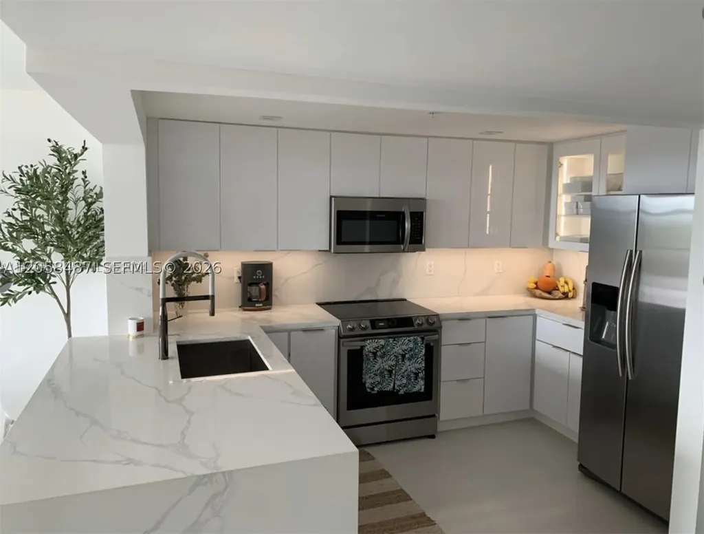 2555 Collins Avenue Miami Beach FL 33140