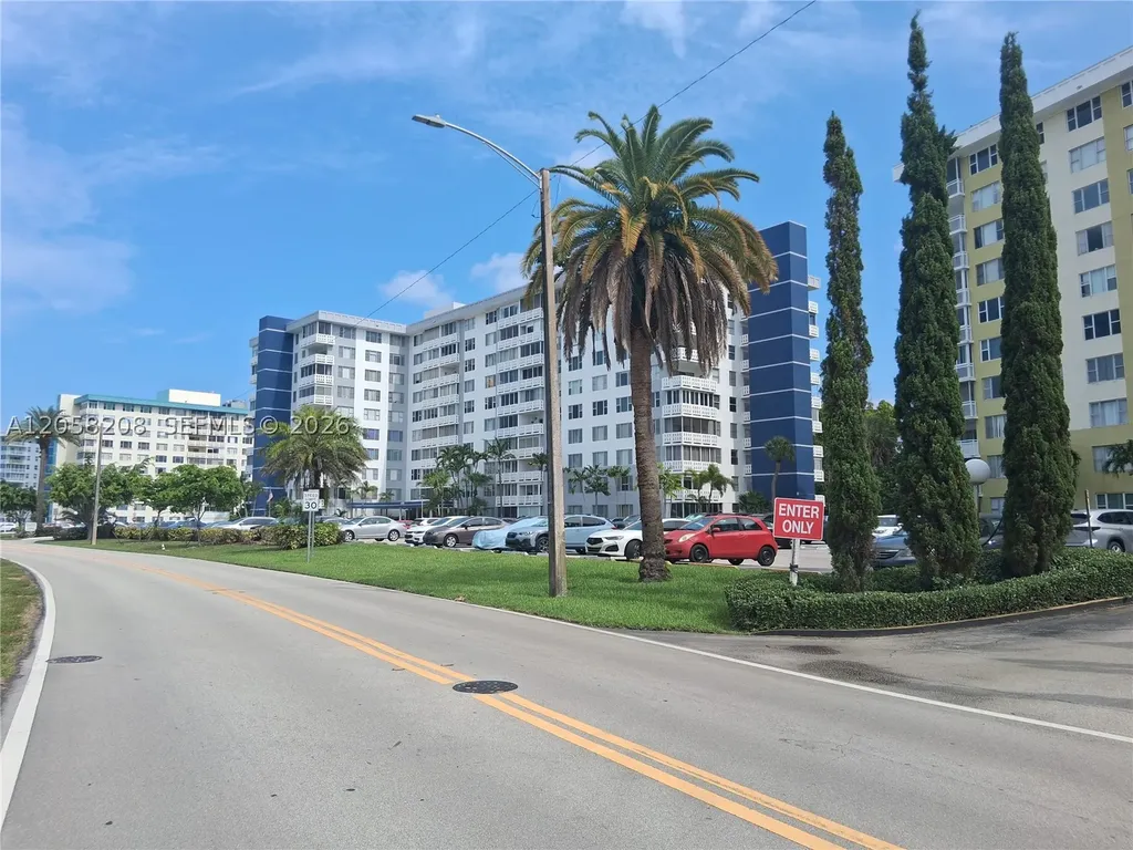 4400HILLCREST Hillcrest Drive Hollywood FL 33021