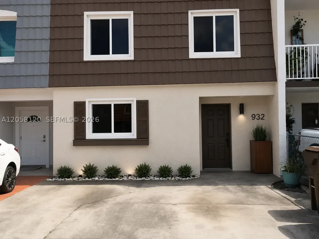 932 W 80th Place Hialeah FL 33014