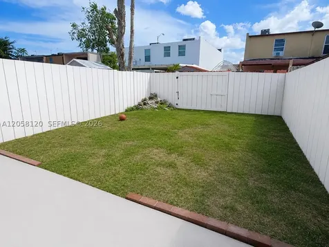 932 W 80th Place Hialeah FL 33014
