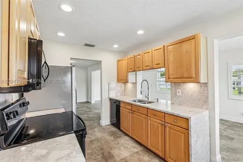 8855 NW 10th Place Plantation FL 33322
