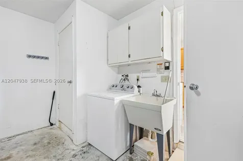 8855 NW 10th Place Plantation FL 33322