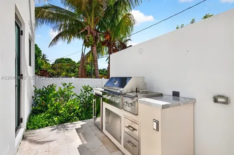 2015 NE 4th Avenue Wilton Manors FL 33305