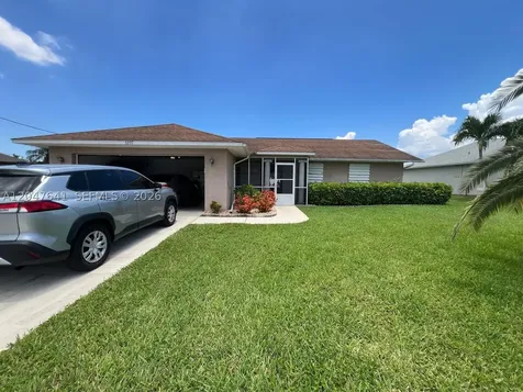 3207 SE 1st Place Cape Coral FL 33904