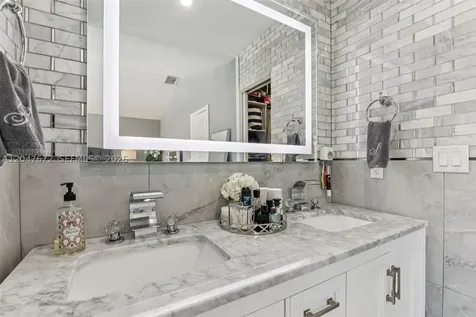 6173 NW 181st Terr Circle N Hialeah FL 33015