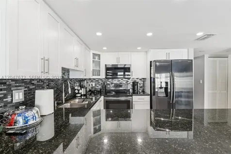 6173 NW 181st Terr Circle N Hialeah FL 33015