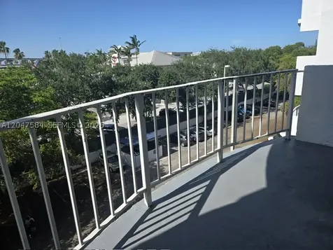 482 NW 165th St Road Miami FL 33169