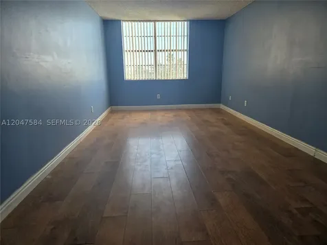 482 NW 165th St Road Miami FL 33169