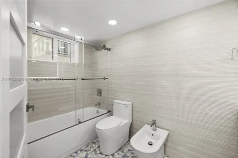 2457 Collins Avenue Miami Beach FL 33140
