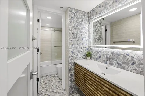 2457 Collins Avenue Miami Beach FL 33140