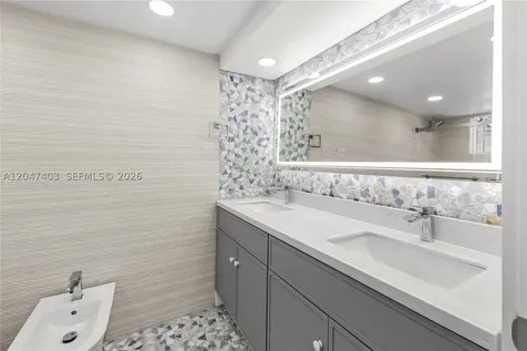 2457 Collins Avenue Miami Beach FL 33140