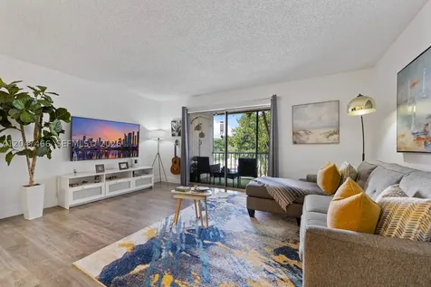 10381 N Kendall Drive Miami FL 33176