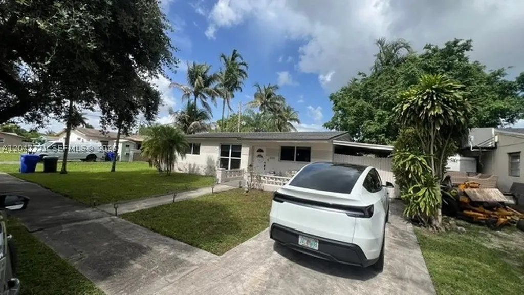 3000 N 72nd Way Hollywood FL 33024