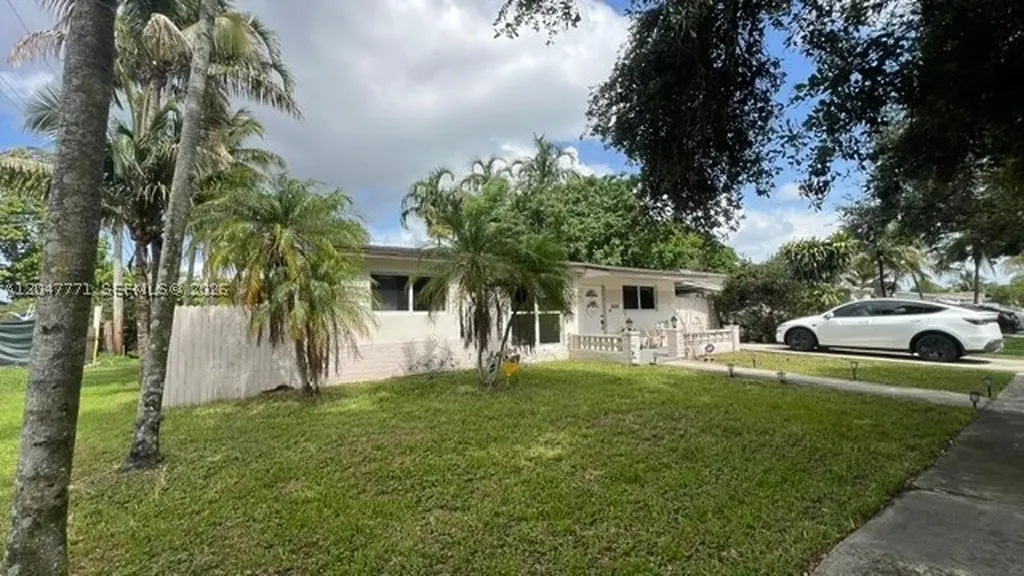 3000 N 72nd Way Hollywood FL 33024