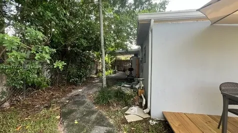 3000 N 72nd Way Hollywood FL 33024