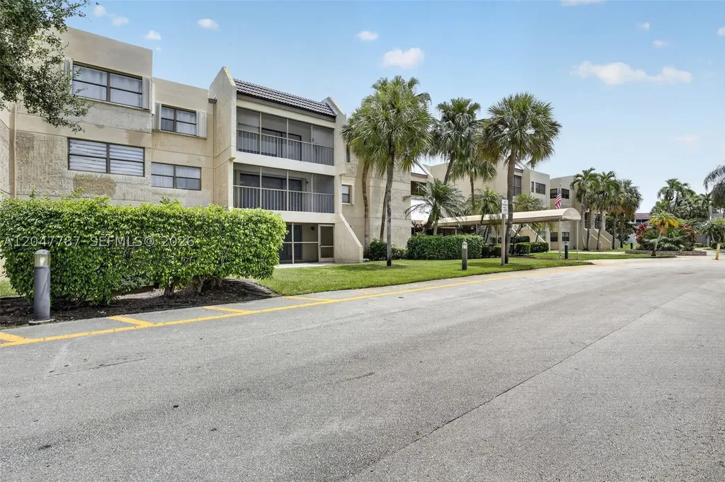 220 Lakeview Drive Weston FL 33326