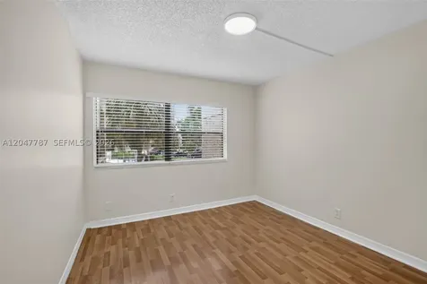 220 Lakeview Drive Weston FL 33326