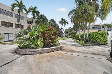 220 Lakeview Drive Weston FL 33326