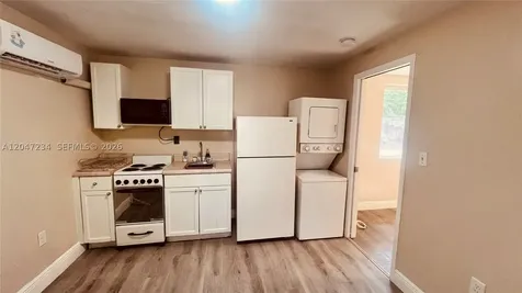 32 NE 169th Street North Miami Beach FL 33162