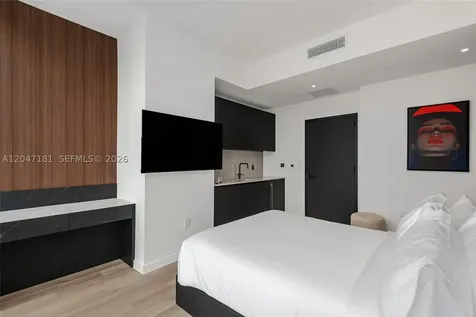 20 NE 11 Miami FL 33132