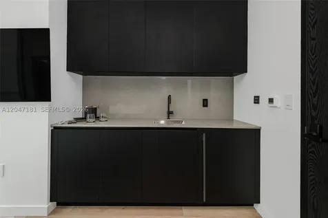 20 NE 11 Miami FL 33132
