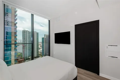 20 NE 11 Miami FL 33132