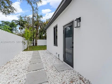 610 NE 164th Terrace Miami FL 33162