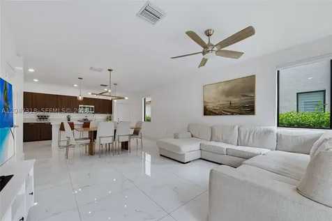 4605 NW 83rd Path Doral FL 33166