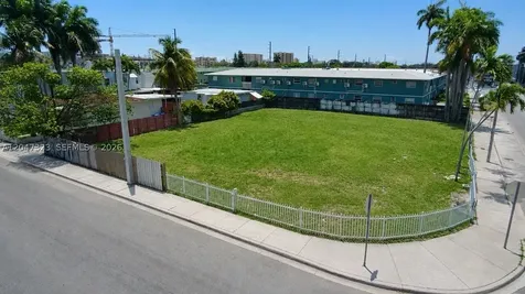 895 NW 45th Avenue Miami FL 33126