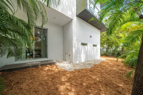 3253 Mcdonald Street Miami FL 33133