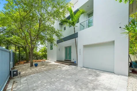 3253 Mcdonald Street Miami FL 33133