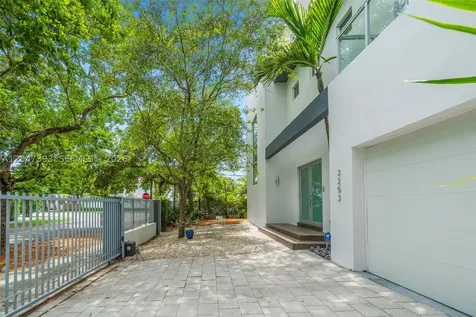 3253 Mcdonald Street Miami FL 33133