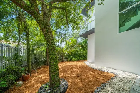 3253 Mcdonald Street Miami FL 33133