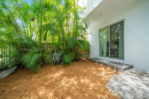 3253 Mcdonald Street Miami FL 33133