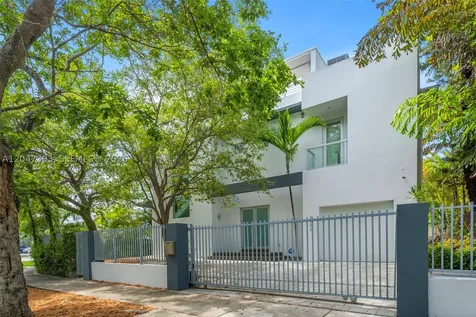 3253 Mcdonald Street Miami FL 33133
