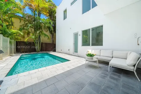 3253 Mcdonald Street Miami FL 33133