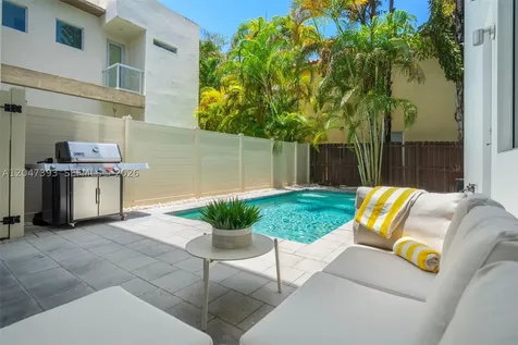 3253 Mcdonald Street Miami FL 33133