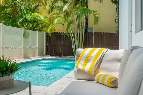 3253 Mcdonald Street Miami FL 33133