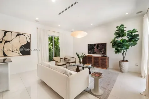 3253 Mcdonald Street Miami FL 33133