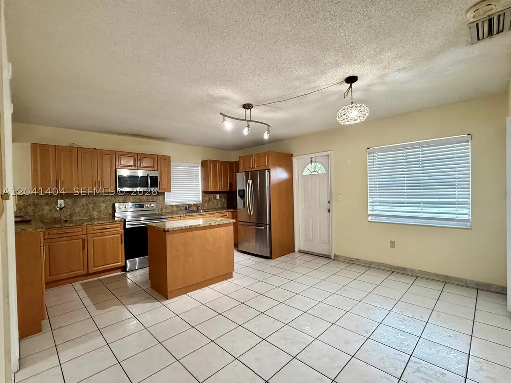 913 NW 22nd Place Miami FL 33125