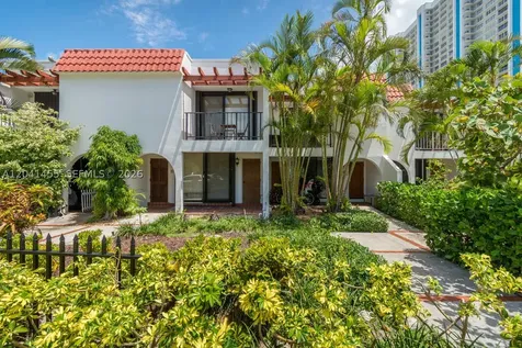 425 Grapetree Drive Key Biscayne FL 33149
