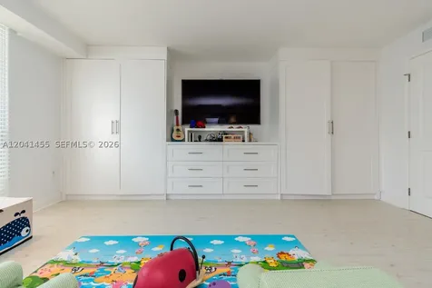 425 Grapetree Drive Key Biscayne FL 33149