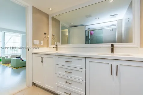 425 Grapetree Drive Key Biscayne FL 33149