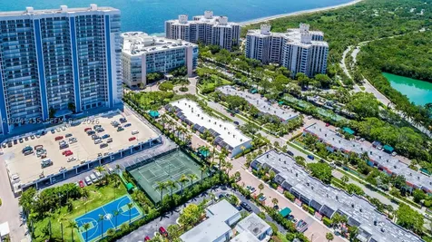 425 Grapetree Drive Key Biscayne FL 33149
