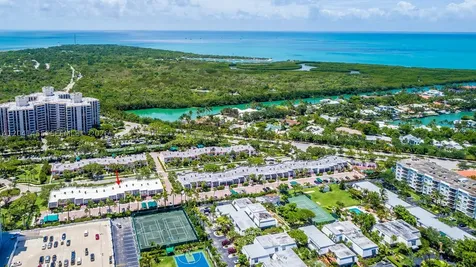 425 Grapetree Drive Key Biscayne FL 33149