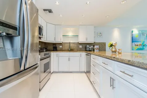 425 Grapetree Drive Key Biscayne FL 33149