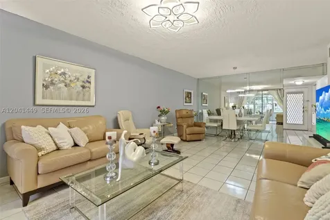 2871 Somerset Drive Lauderdale Lakes FL 33311