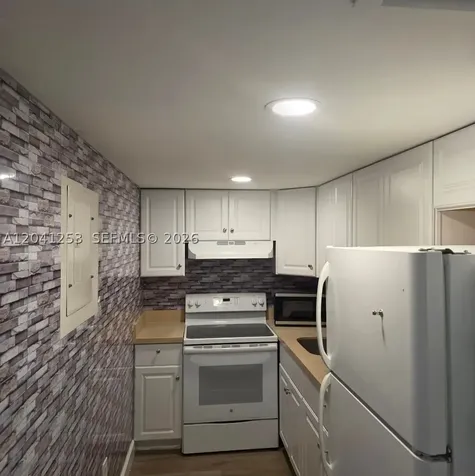 4721 NW 7th Street Miami FL 33126