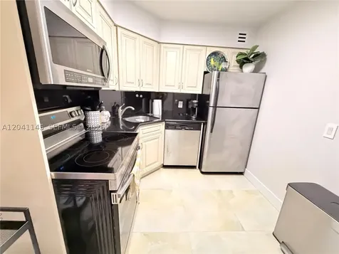 5225 Collins Avenue Miami Beach FL 33140